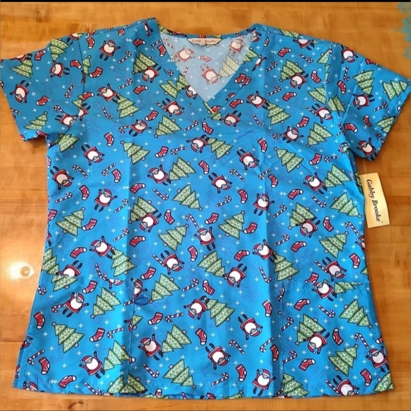 Women's Size XL Scrub Top by Gabby Brooke Christmas Santa pattern V-neck NWT - Picture 1 of 5